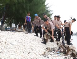 Polres Pelabuhan Tanjung Perak Bersihkan Pesisir Pantai Kenjeran