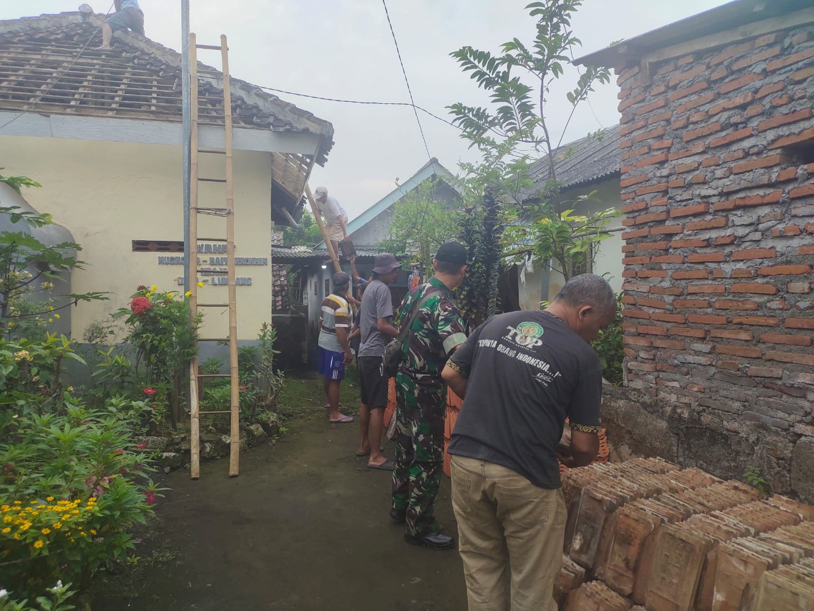 Koramil Lumbang Mengawal Dan Mendampingi Kerja Bakti Rehab Tempat Ibadah