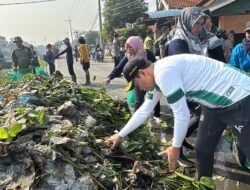 Bupati Subandi bersama Ratusan Orang Bersihkan sampah di Sungai Pelayaran