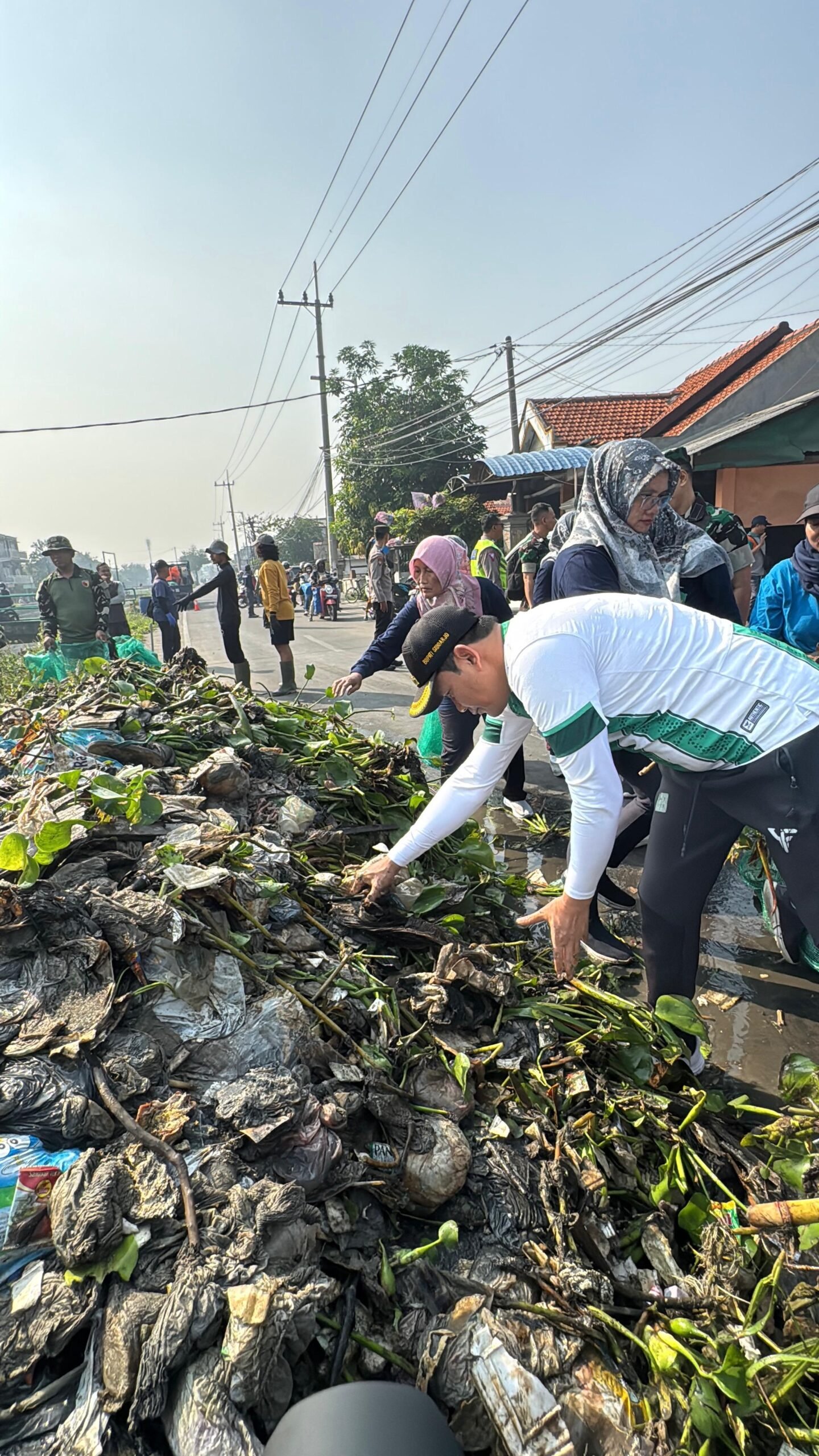 Bupati Subandi bersama Ratusan Orang Bersihkan sampah di Sungai Pelayaran