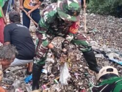TNI dan Warga Gadingrejo Kompak Bersihkan Pesisir, Jaga Ekosistem dan Edukasi Lingkungan