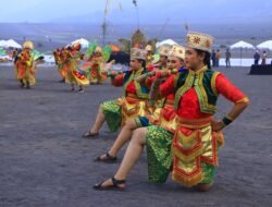 Dandim Probolinggo Letkol Arh Iwan Hermaya Saksikan Eksotika Bromo 2025