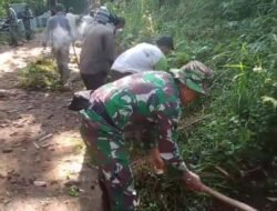 Babinsa Krucil dan Warga Gotong Royong  Bersihkan Jalan Desa