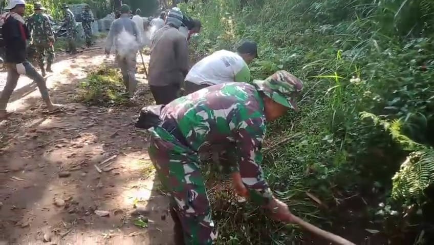 Serda Cahyo, turut ambil bagian dalam kegiatan kerja bakti membersihkan jalan