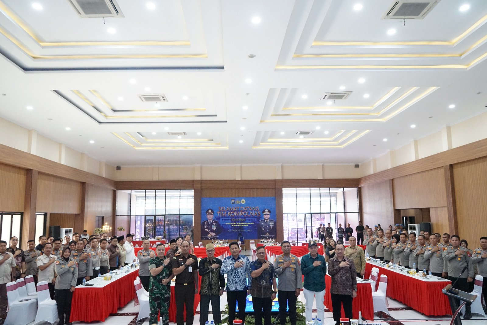 Bupati Sidoarjo H.Subandi bersama Kapolres Sidoarjo Kombes Pol. Christian Tobing secara langsung menyambut kedatangan Komisi Kepolisian Nasional (Kompolnas)
