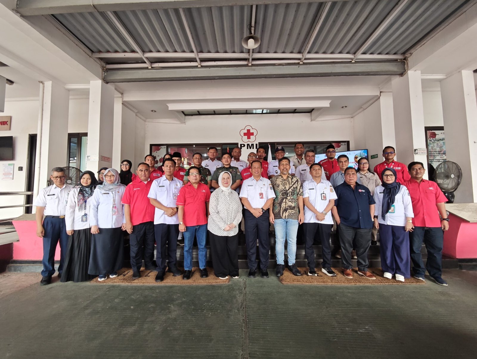 Askesra DKI Jakarta foto bersama dengan Ketua PMI Jakarta Utara dan Tamu Undangan pada Acara Peresmian Klinik Pratama Gratis PMI Jakarta Utara
