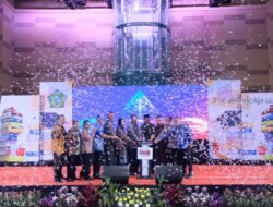 Pemkab Sidoarjo Serahkan Beasiswa Pendidikan Bagi 2.007 Mahasiswa