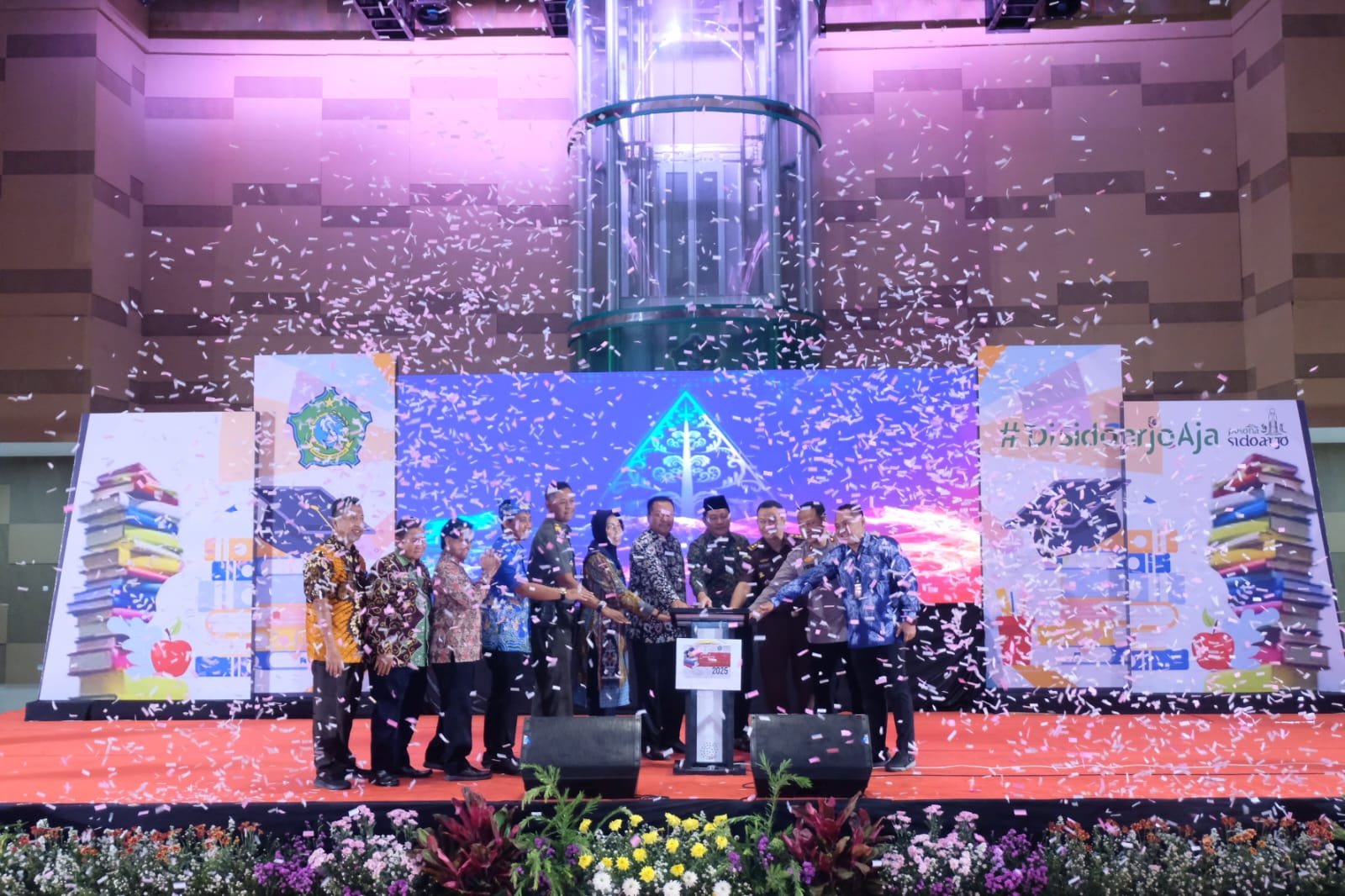 Launching Penyerahan Beasiswa Pendidikan Tinggi Tahun 2025 secara simbolis oleh Bupati Sidoarjo H. Subandi SH