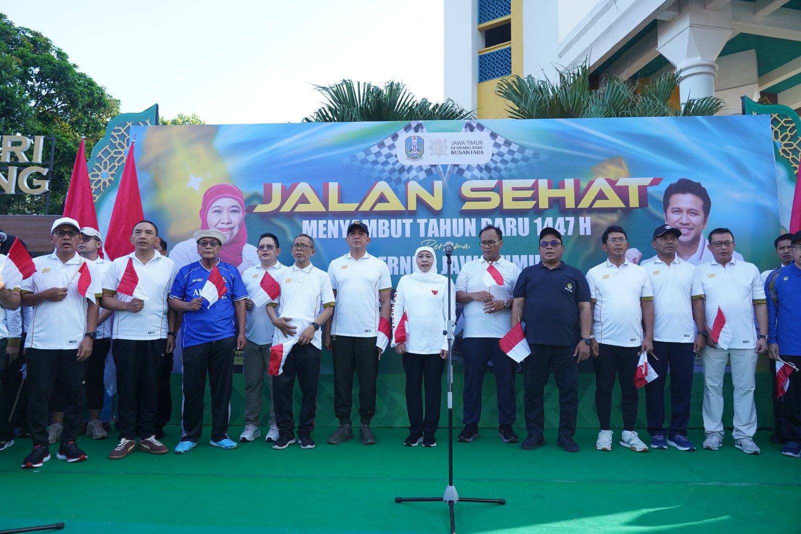 Pangdam V/Brawijaya, Mayjen TNI Rudy Saladin, M.A, turut serta melepas peserta kegiatan jalan sehat yang digelar di halaman Masjid Nasional Al-Akbar Surabaya