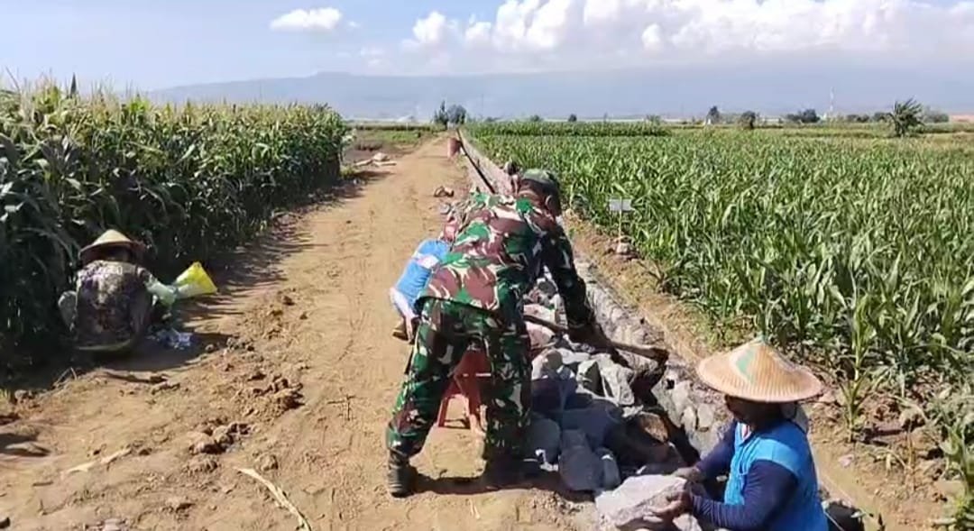 kerja bakti berupa pembangunan saluran irigasi