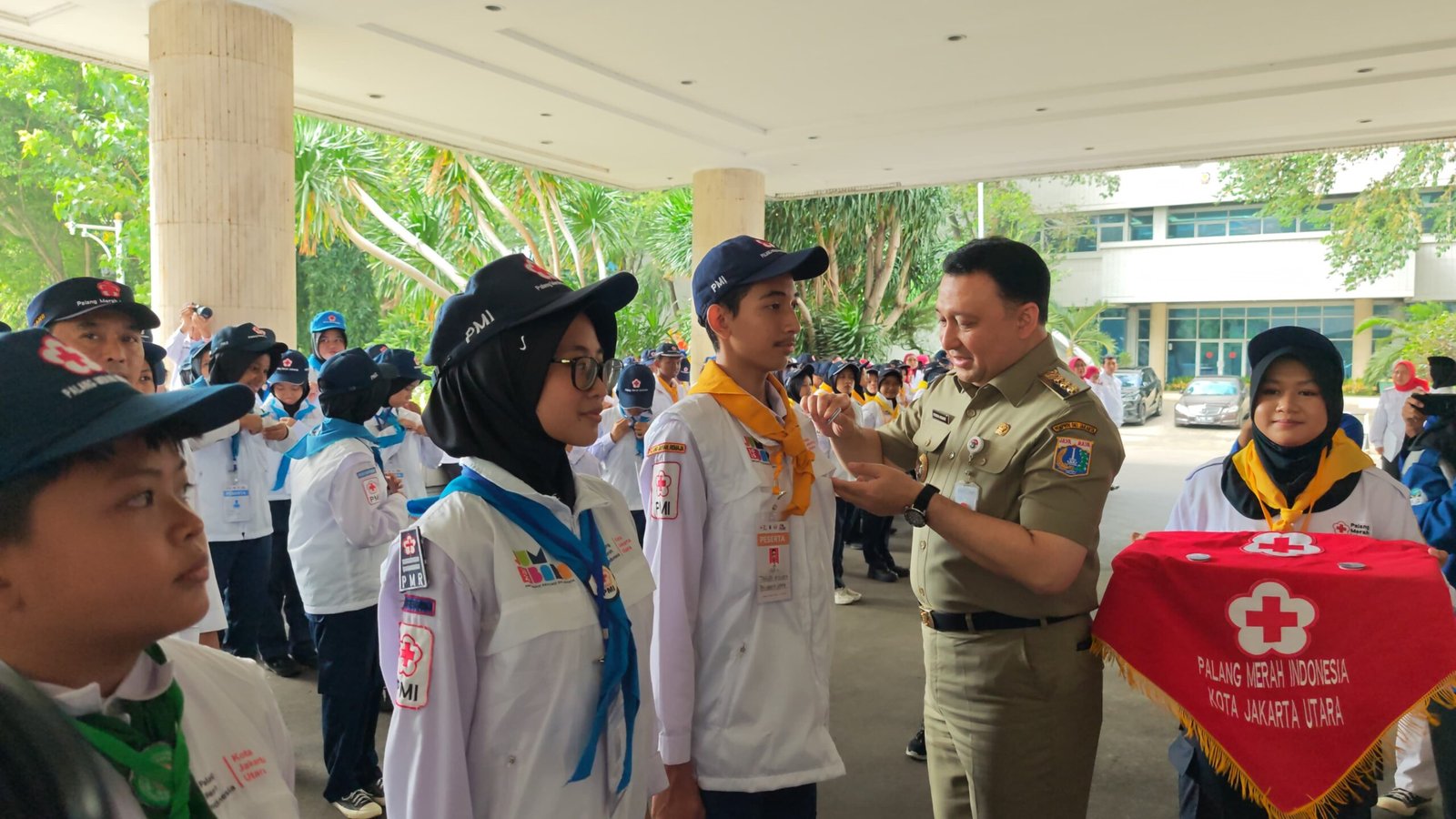 Wali Kota Menyematkan PIN ke Peserta Jumbara Wira (Foto Istimewa)