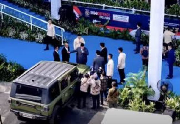 Prabowo Luncurkan Kendaraan Taktis Listrik di Indo Defence 2025