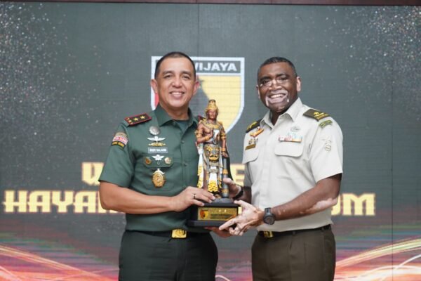 Pangdam V/Brawijaya Terima Kunjungan Komandan SAF Singapura