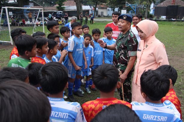 Danlanud Husein Sastranegara Tanamkan Semangat Juang pada Atlet Cilik SSB Angkasa