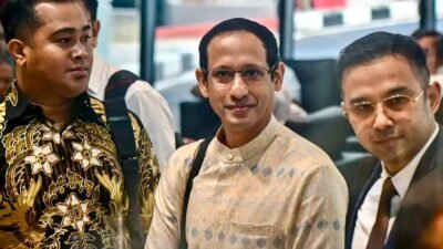 Nadiem Makarim diperiksa Kejagung selama hampir 12 jam pada Senin (23/6/2025). Pemeriksaan ini terkait proyek pengadaan laptop Chromebook senilai Rp 9,9 triliun yang kini tengah