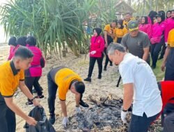 Sambut Hari Bhayangkara ke-79, Polres Kaur dan Bhayangkari Gelar Aksi Bersih-bersih Pantai Pengubaian