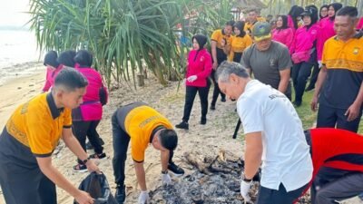 Sambut Hari Bhayangkara ke-79, Polres Kaur dan Bhayangkari Gelar Aksi Bersih-Bersih Pantai Pengubaian