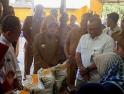 Bulog Kediri Salurkan Bantuan Beras untuk 495 Warga di Kelurahan Tamanan