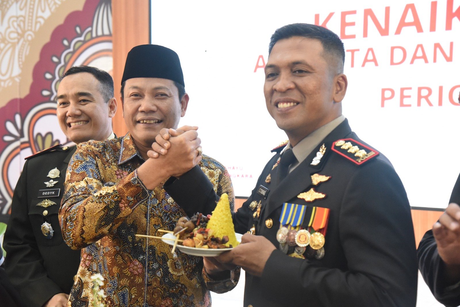 Bupati Sidoarjo H.Subandi saat Beri Tumpengan pada Peringatan Hari Bhayangkara
