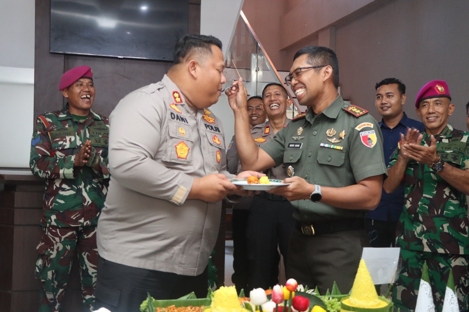 Dandim 0819 Pasuruan Berikan Kejutan Tumpeng Kepada Kapolres Pasuruan