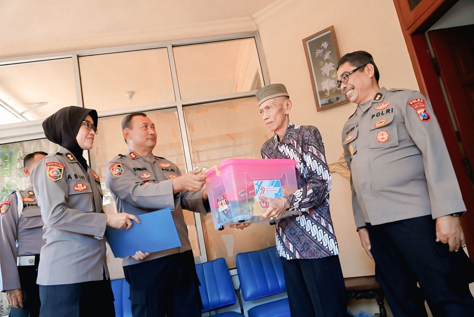 Anjangsana SPN Polda Jatim ke Para Purnawirawan di Hari Bhayangkara ke -79