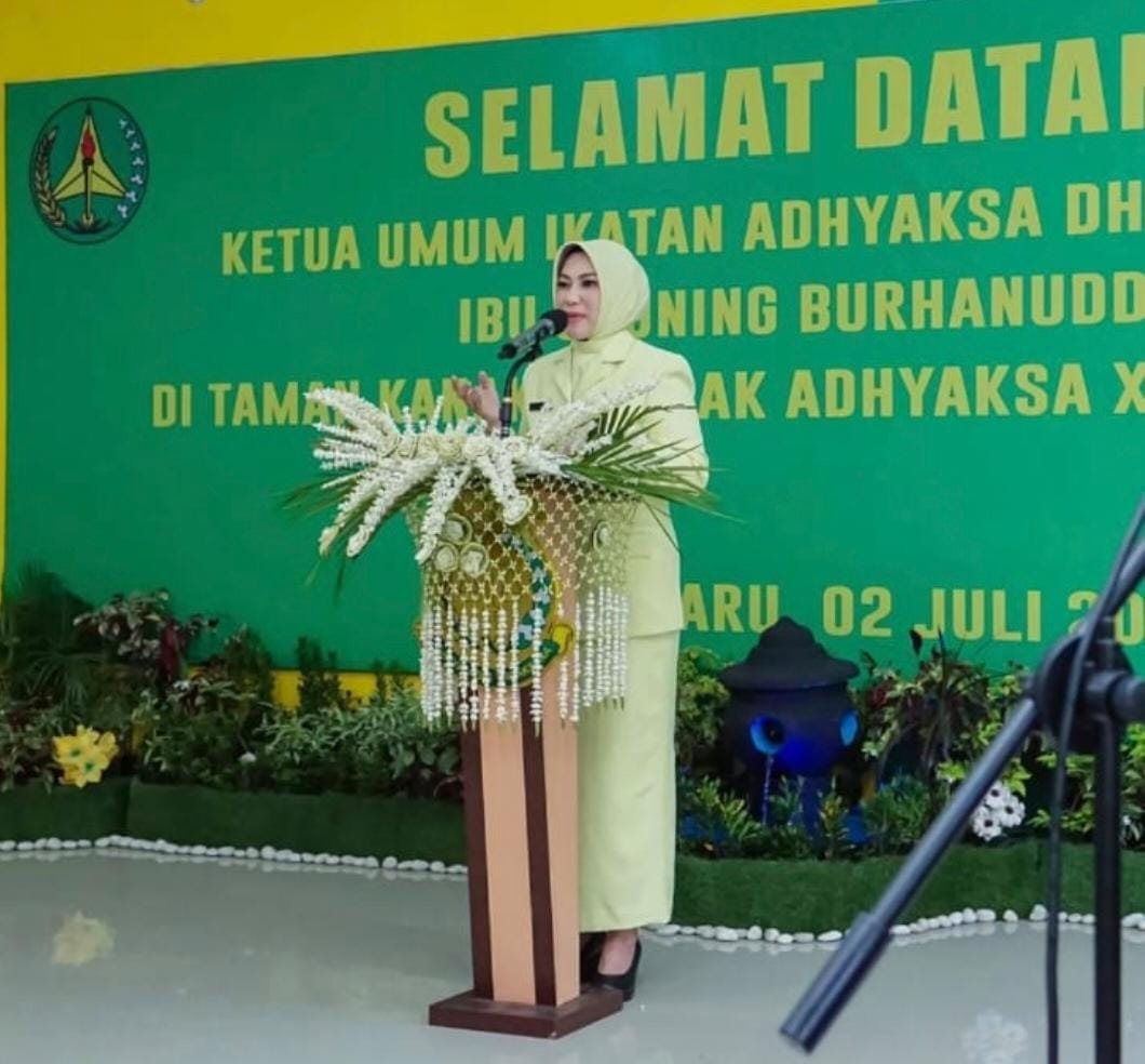 SAMBUTAN-Ketua IAD Wilayah Kalsel, Hj. Ny. Herlina Ramdhanu saat memberikan sambutan dalam rangka Kunjungan Kerja Ketua Umum Ikatan Adhyaksa Dharmakarini (IAD), Ibu Sruning Burhanuddin bersama Jaksa Agung, beserta Sekretaris Umum IAD dan Ibu Yanti Ade Adhyaksa di TK Adhyaksa XLI Banjarbaru. (Foto Ist).
