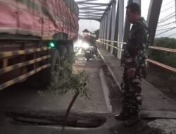 Jembatan Pajarakan Rusak Babinsa 0820-Probolinggo Bantu Arus Lalu Lintas Utama Probolinggo yang Terganggu