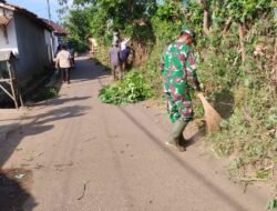 Bersama Warga Koramil Wonomerto Laksanakan Karya Bakti Wujudkan Lingkungan Bersih