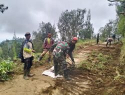 Warga dan Babinsa Sumber Kerja Bakti Bersihkan Bahu Jalan di Dusun Wonokitri