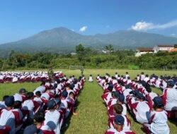 Tingkatkan Disiplin Siswa, Koramil Latih PBB Dalam MPLS di SMPN 1 Prigen