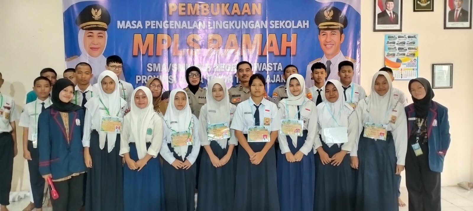 Sat Binmas Polresta Sidoarjo saat Kegiatan MPLS di SMKN 1, Sidoarjo