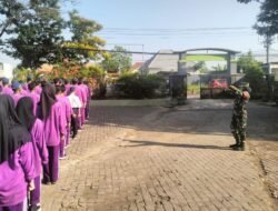 Bentuk Disiplin Sejak Dini, Babinsa Latih Siswa Siswi SMPN 1 Kraton
