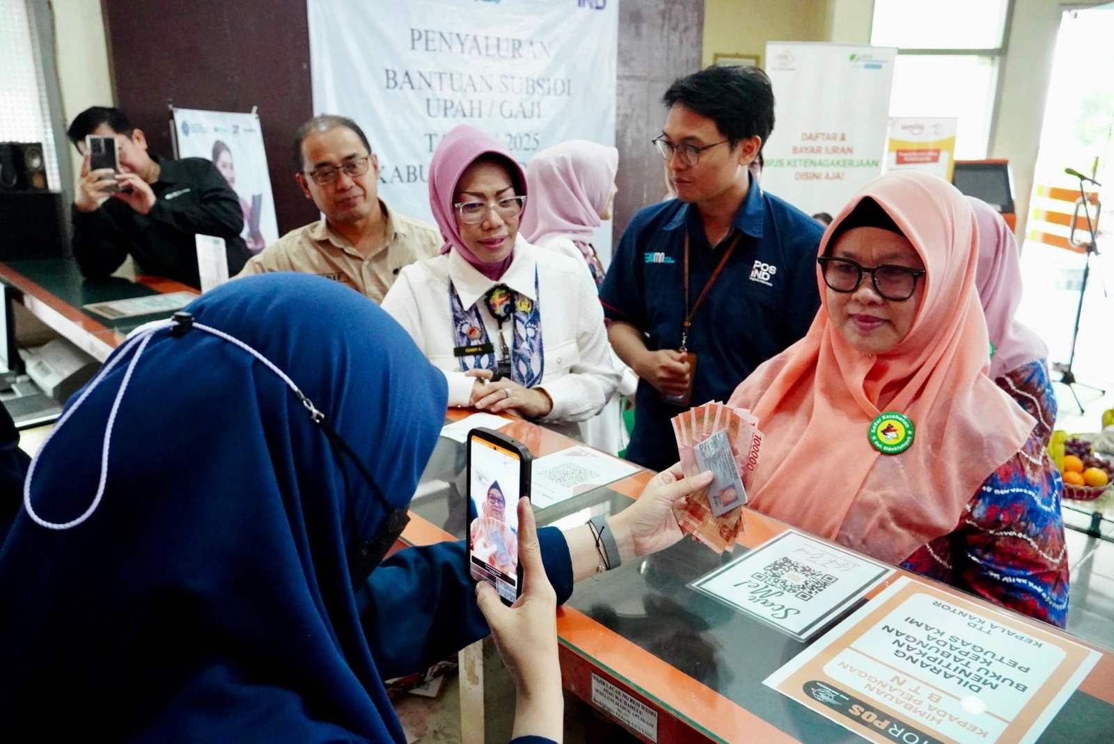 Sekretaris Daerah (Sekda) Kab. Sidoarjo, Fenny Apridawatisaat Menyerahkan BSU