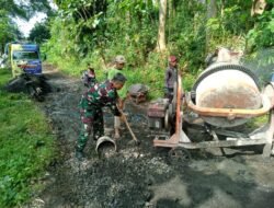 Koramil Kuripan Lakukan Pendamping Pengecoran Jalan Desa Karangrejo