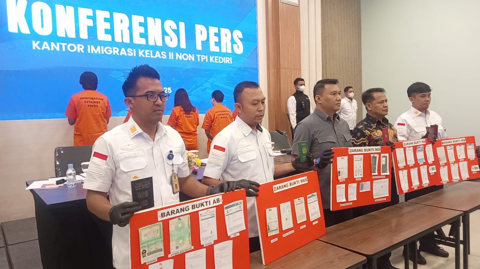 Ket : Kanim Kelas II Non TPI Kediri saat konfrensi pers hasil Operasi Wira Waspada 2025, Jumat (18/7/2025)