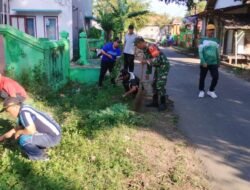 Karya Bakti Babinsa Koramil Wonomerto Wujudkan Kebersamaan di Hari Jumat Bersih