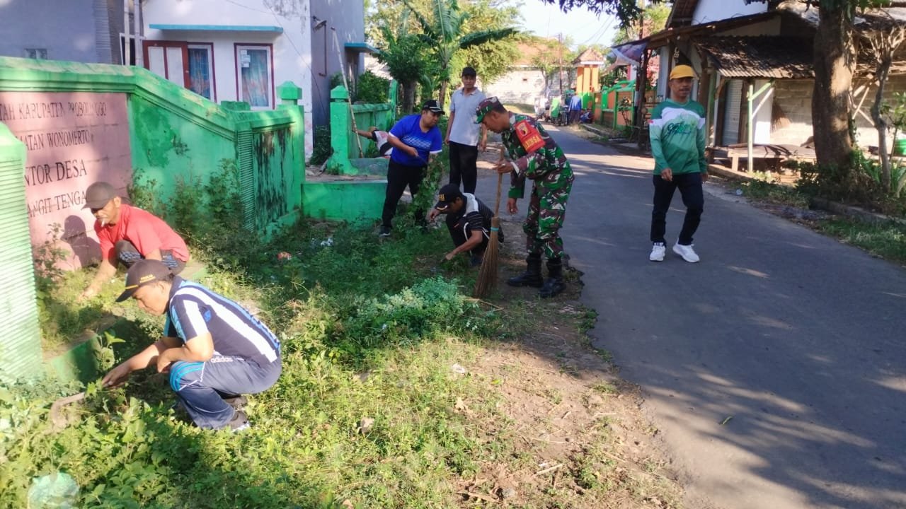 Babinsa Koramil 0820/07 Wonomerto yang dipimpin oleh Serka Abdul Munib bersama anggota lainnya melaksanakan kegiatan Karya Bakti Jumat Bersih di Desa Pohsangit Tengah