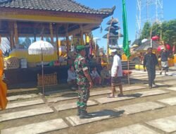 Babinsa Desa Pandansari Hadiri Kegiatan Piodalan di Pura Giri Kencono