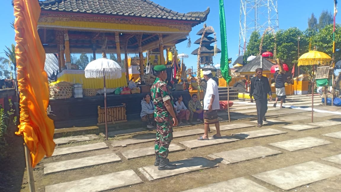 Anggota Koramil 0820-11/Sumber Serda Chairul saat menghadiri kegiatan Piodalan di Pura Giri Kencono, Desa Pandansari, Kecamatan Sumber
