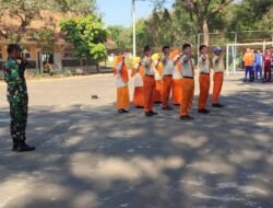 Jelang HUT RI ke-80, Serma Lutfi Latih Paskibra SMKN 2 Sukorejo dengan Disiplin dan Semangat Patriotisme