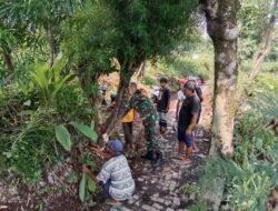 Kerja Bakti, Babinsa Koramil Wonomerto Potong Pohon Halangi Jalan di Desa Jrebeng