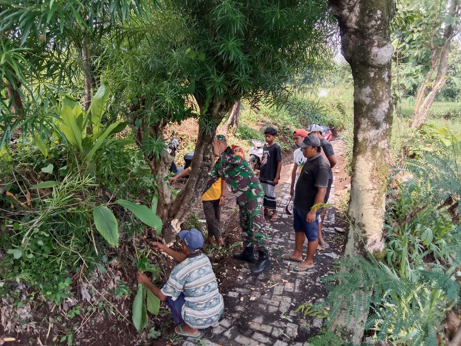 anggota Koramil 0820-07/Wonomerto, Serka M. Jasuli, melaksanakan kegiatan kerja bhakti di Dusun Kedung Kempul, Desa Jrebeng, Kecamatan Wonomerto