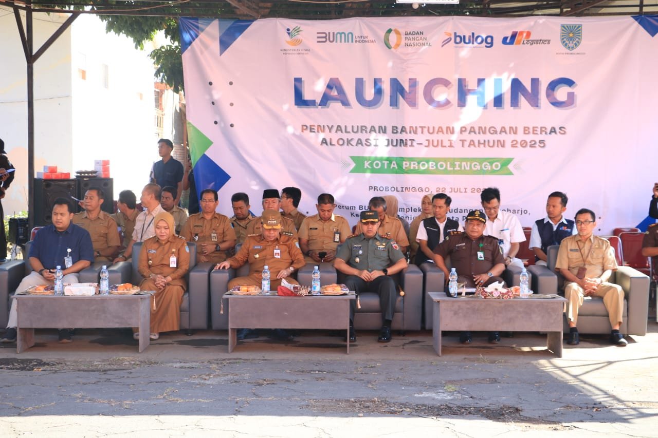 Dandim Probolinggo saat Hadiri launching penyaluran bantuan pangan alokasi bulan juni-juli tahun 2025 di area pergudangan Bulog Kelurahan Sukoharjo, Kota Probolinggo