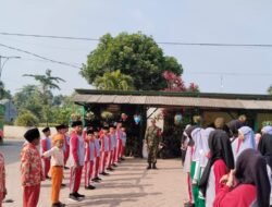 Sambut HUT ke-80 RI, Babinsa Karangsono Latih PBB Siswa MI Miftahul Huda