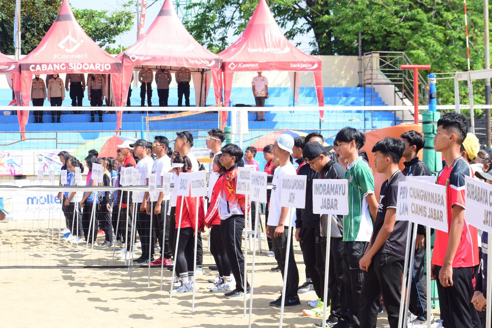 kejuaraan nasional voli pantai antar klub U17 MAVI Cup di lapangan voli pantai Sidoarjo