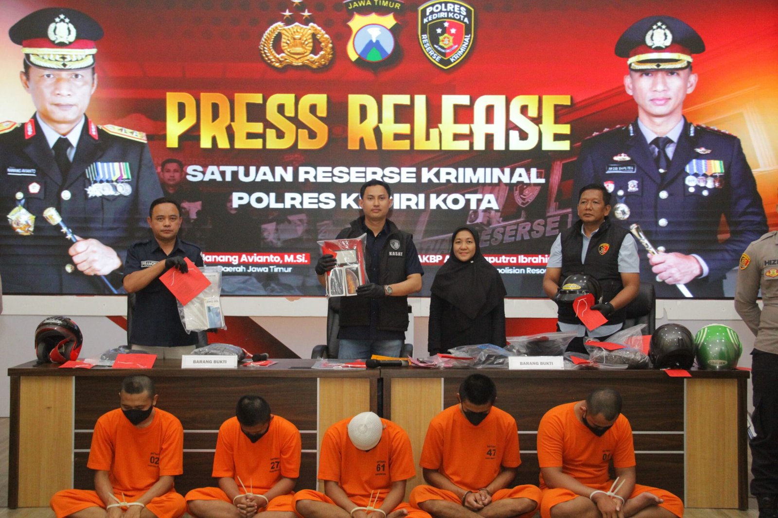 Kasat Reskrim Polres Kediri Kota AKP Cipto Dwi Leksana saat konferensi pers, di aula Rupatama Wicaksana Laghawa, Mako Polres Kediri Kota