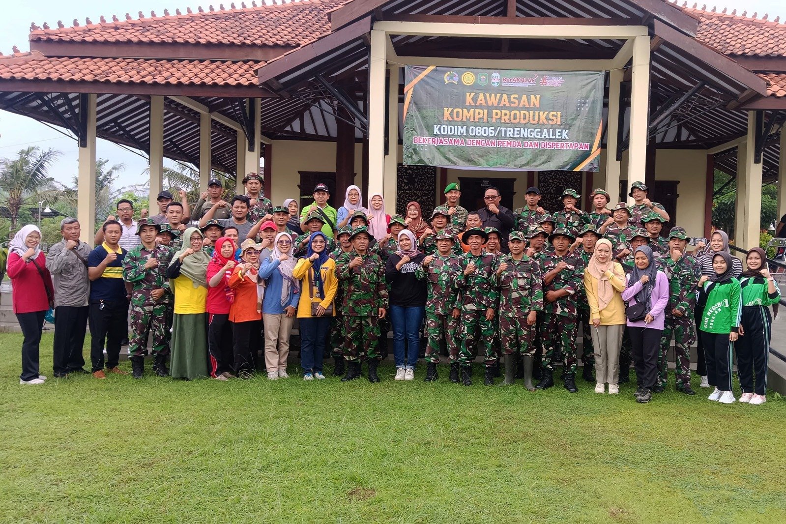 aksi pemeliharaan kebersihan kawasan Kompi Produksi di Agro Park Trenggalek,