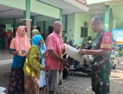 Koramil Kraksaan Dampingi Penyaluran Bantuan Beras di Desa Rondo Kuning