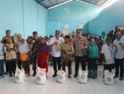 Dandim Dampingi Bupati Tulungagung Salurkan Bantuan Pangan ke Warga Kurang Mampu