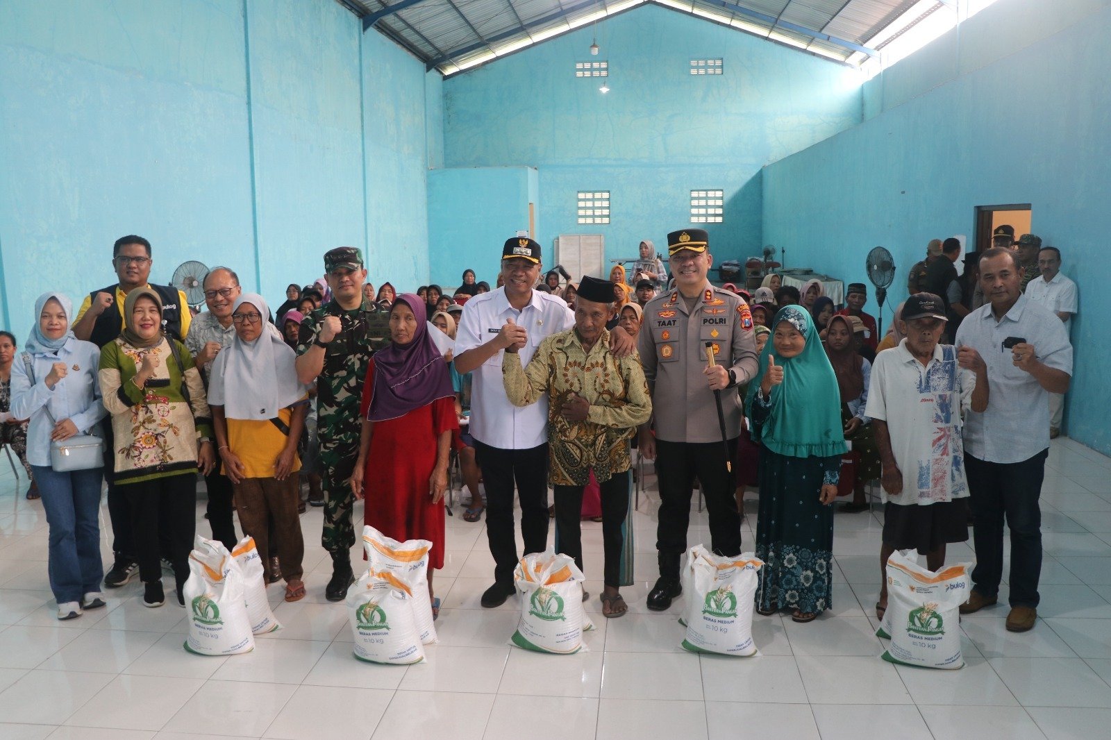 Dandim Dampingi Bupati Tulungagung Salurkan Bantuan Pangan ke Warga Kurang Mampu